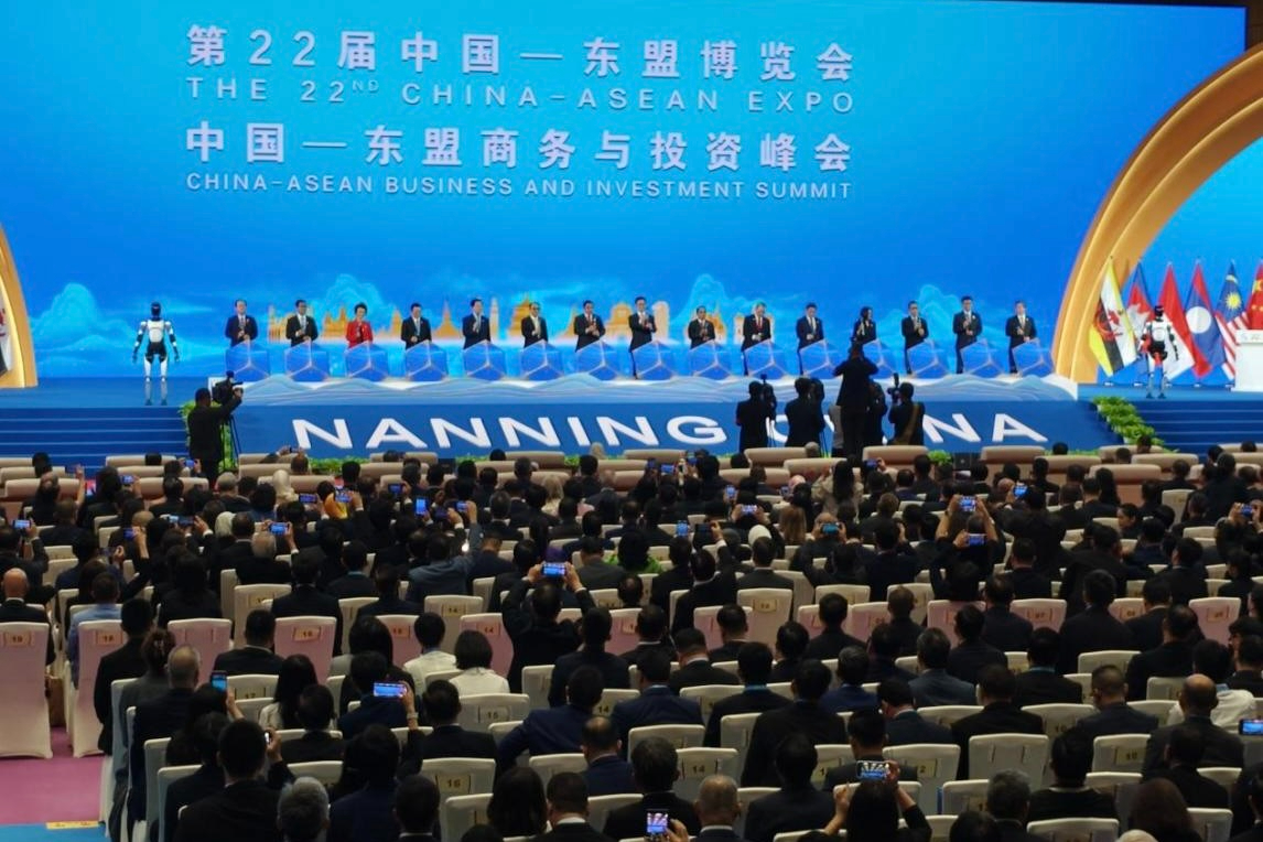 梁萝机器人闪耀中国-东盟博览会，以具身智能助力国际盛会